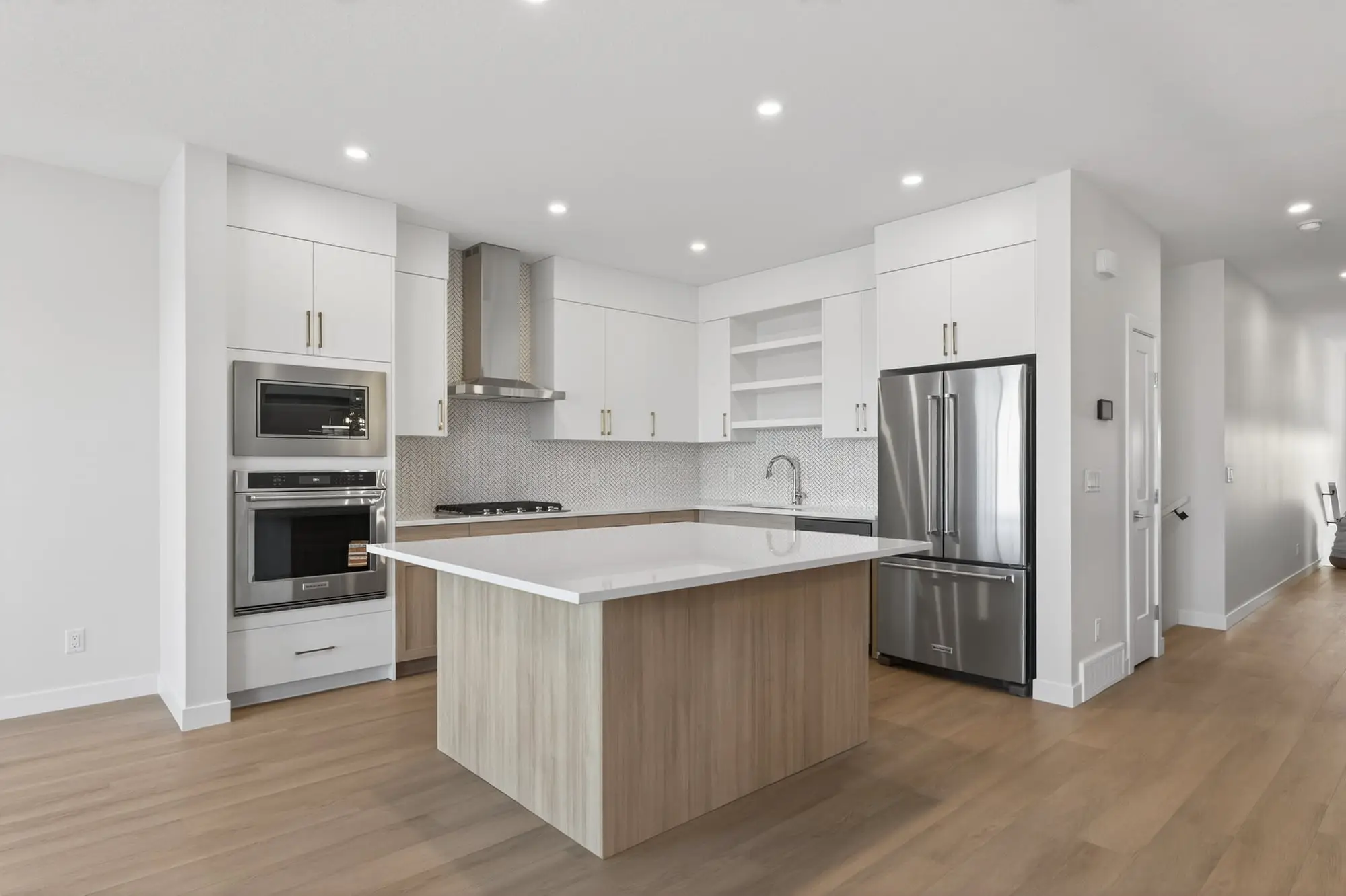 Chef’s kitchen, gas cooktop
