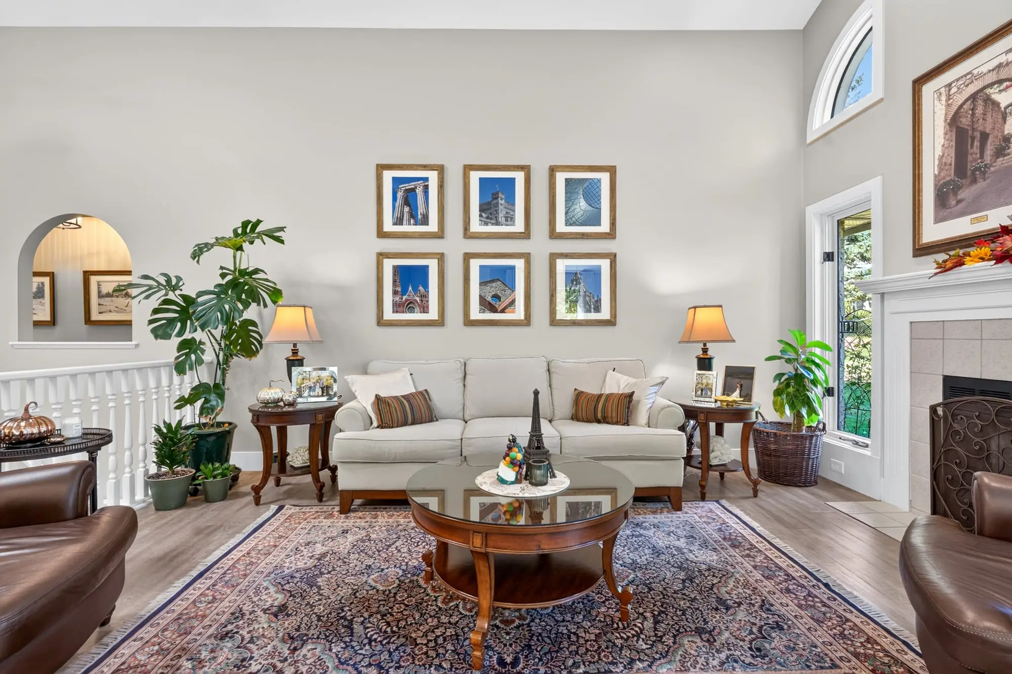 Living room, vaulted ceiling