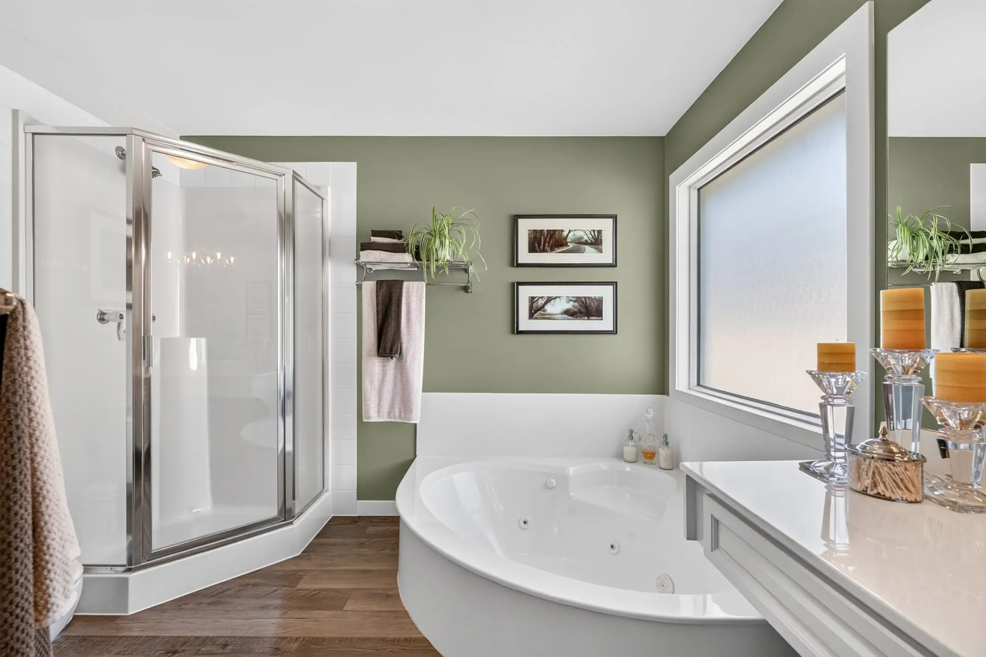 Ensuite shower and soaker tub